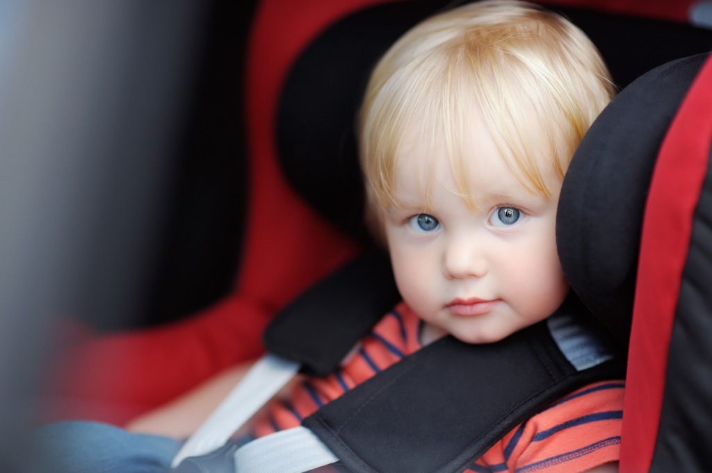 Sørg for at barna sitter riktig sikret i bilen i sommer