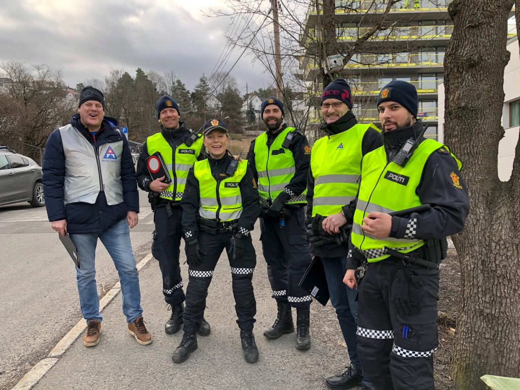 Trygg Trafikk og politiet kontrollerer sikring av barn i bil