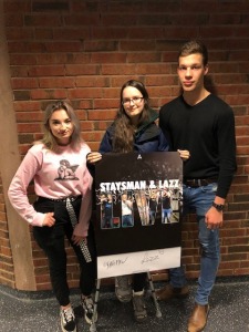 Elever fra Askim videregående som var så heldige å møte artistene etter konserten. Fra venstre: Maria Bjørklund, Sigrid Anette Krogdal Hogensen. 
