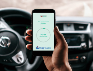 Nå vil Trygg Trafikk belønne deg for å legge bort mobilen under kjøreturen