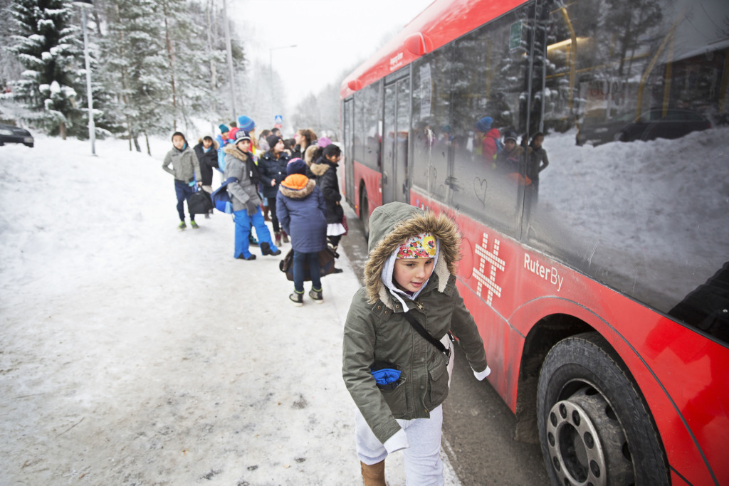 På høy tid med strengere regler for trygg transport av barn i buss