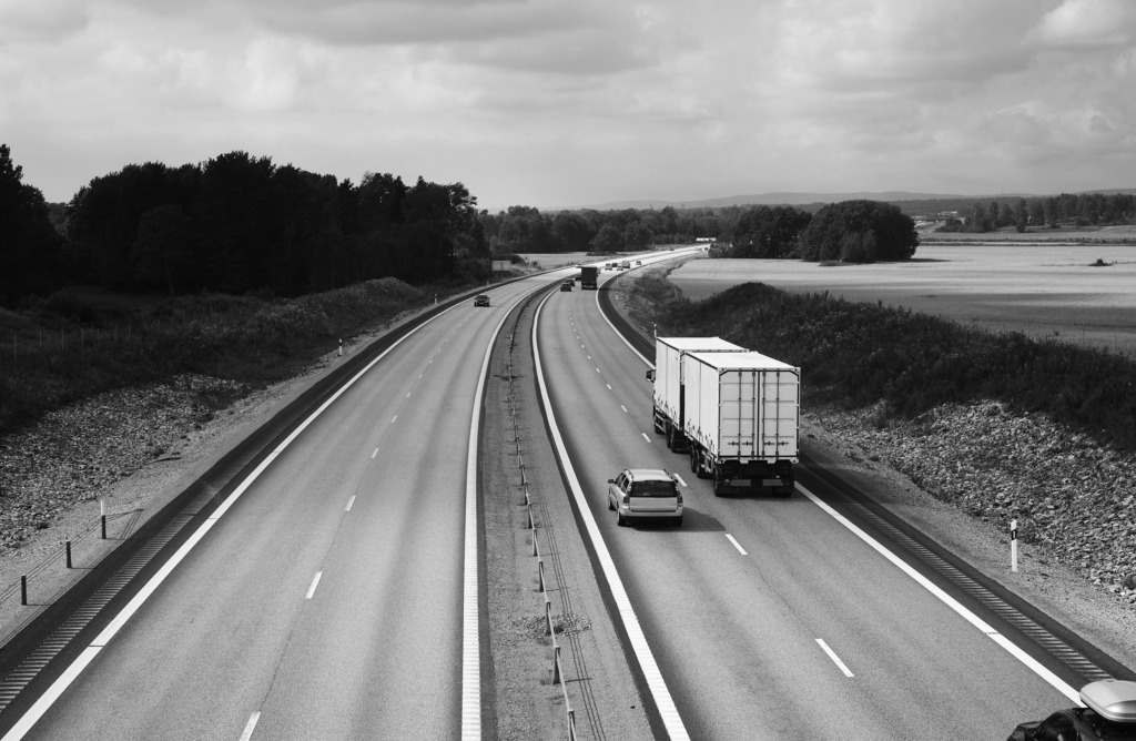 Regjeringen åpner for å bygge smale motorveier: – Tidsbesparelser ser ut til å være viktigere enn menneskeliv