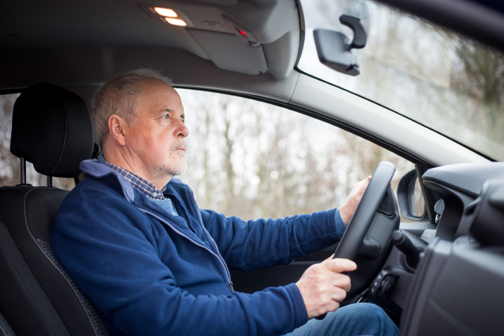 Ansvarlig av Hareide å beholde krav om helseattest for eldre bilførere