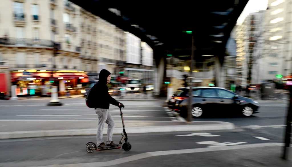 Elsparkesykkel – kun 1 av 10 bruker hjelm hver gang