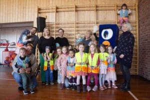 Aurora Lykke (4) i Selje vant tegnekonkurransen vår og fikk Molly & Partner som premie!